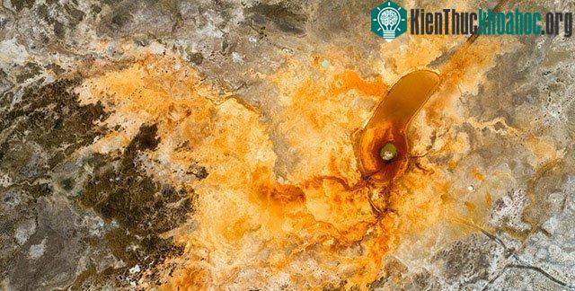 Sự hình thành của suối Aiken có liên quan tới các đới đứt gãy sâu trong lòng đất