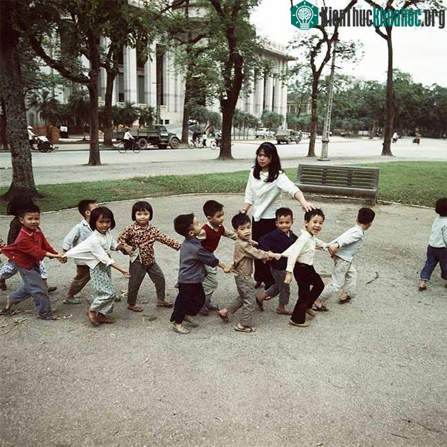 Cô giáo dẫn học sinh mẫu giáo tham quan vườn hoa Diên Hồng năm 1975.