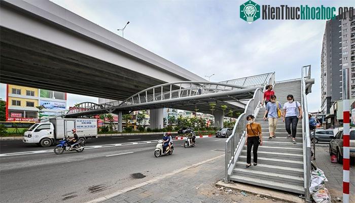 Dọc trục đường có 5 cây cầu vượt bộ hành bằng thép.