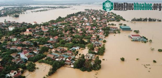 Nhiều hộ dân đang gồng mình chống lũ