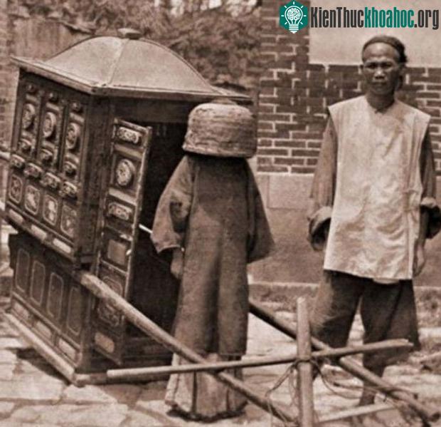 Một tân nương ở Phúc Kiến đội giỏ tre xuất giá.