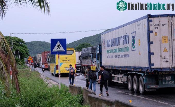 Một số người phải xuống xe để cuốc bộ khi xe trên quốc lộ 1 bị tạm dừng.