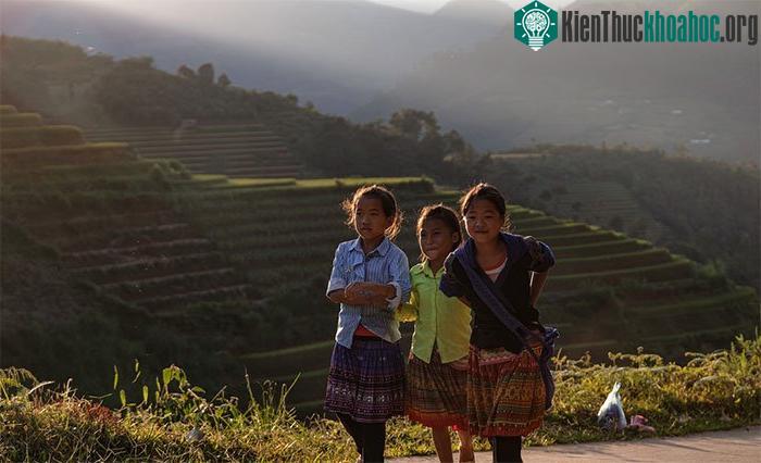 Những em nhỏ vui vẻ sau giờ tan trường