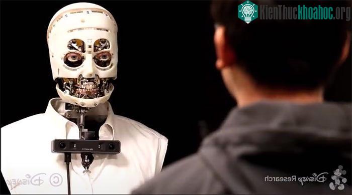 Robot này trông khá đáng sợ với mắt, răng giống người nhưng đầu không có da