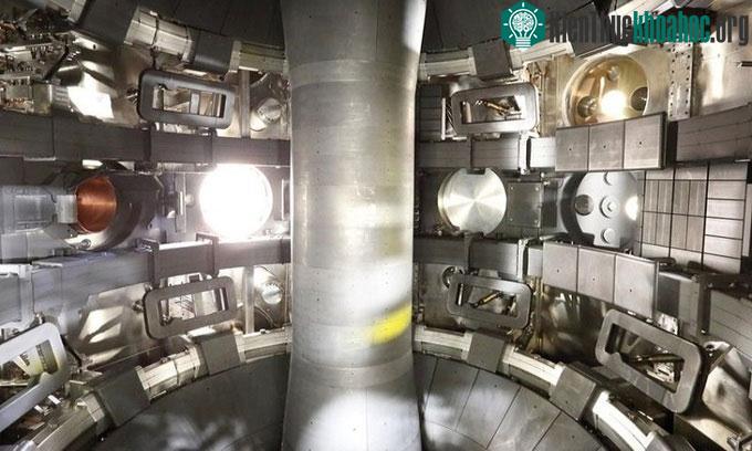 Bên trong lò tokamak hình cầu Mast Upgrade.