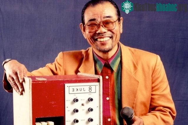Daisuke Inoue bên máy hát karaoke đầu tiên.