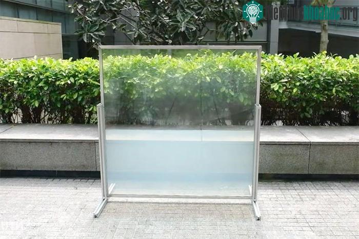 Chất lỏng bên trong cửa sổ thông minh bắt đầu chuyển sang màu đục khi được mặt trời làm ấm lên