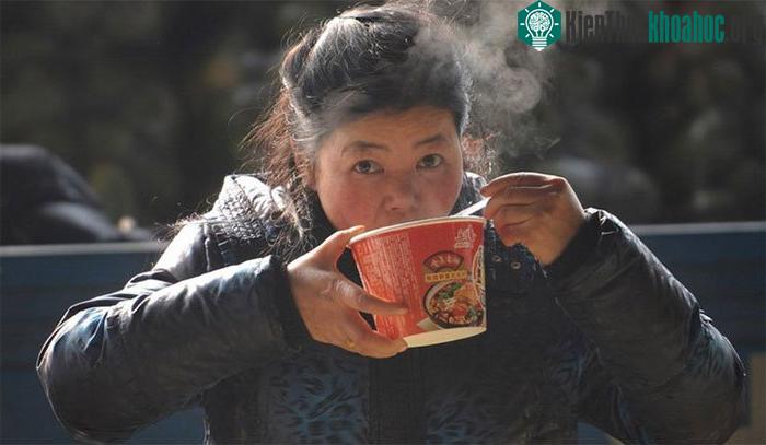 Mì ăn liền vô cùng tiện dụng khi bạn có thể ăn mọi lúc mọi nơi.&nbsp;