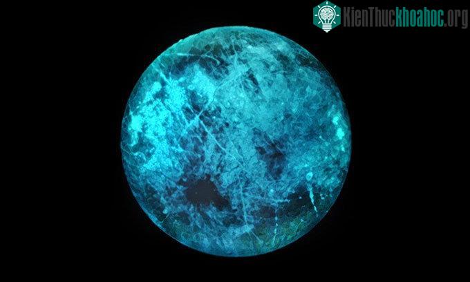 Mô phỏng mặt trăng Europa phát sáng xanh khi không có ánh phản chiếu từ Mặt trời.