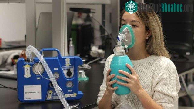 Một tình nguyện viên thử nghiệm thiết bị tăng thông khí.