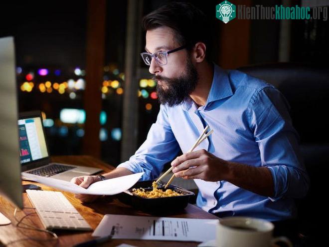 Thời gian bữa ăn không ảnh hưởng đến cân nặng của bạn.