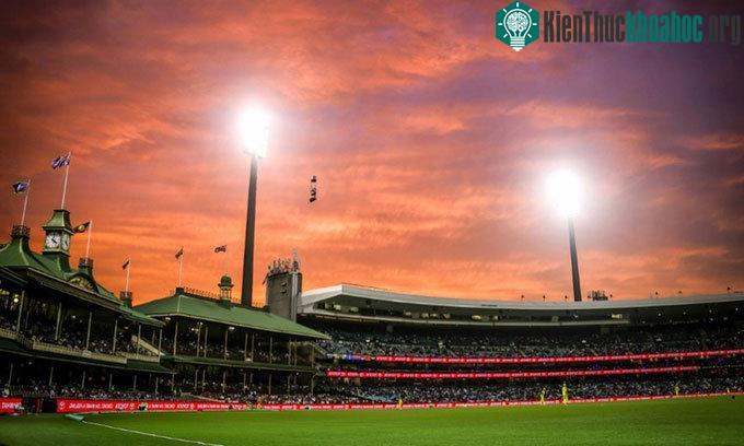 Người dân Sydney đổ ra bãi biển Bondi vào lúc hoàng hôn để tránh nóng