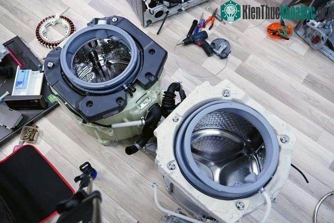 Bê tông đúc được đặt xung quanh lồng giặt của máy Electrolux (bên trái) và LG.