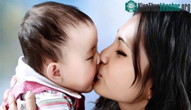 Việc ôm hôn trẻ nhỏ tạo ra hơn chục tác nhân nguy hiểm rình rập cho trẻ.