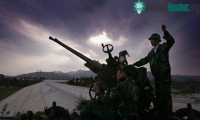 Một công nhân chuẩn bị bắn pháo gây mưa nhân tạo ở Hoàng Bì, Vũ Hán vào ngày 10/5/2011