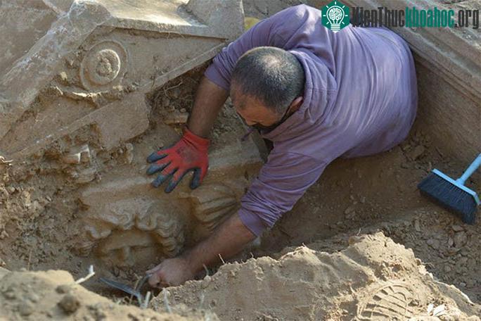 Chiếc quan tài được trang trí bằng phù điêu nữ thần Medusa