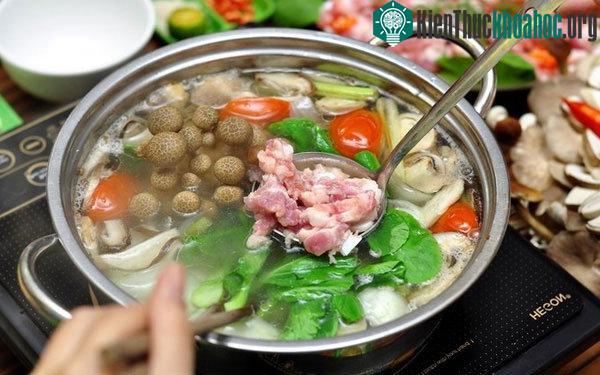 Lẩu trở thành một lựa chọn hoàn hảo trong các bữa ăn gia đình cũng như những lần tụ tập bạn bè