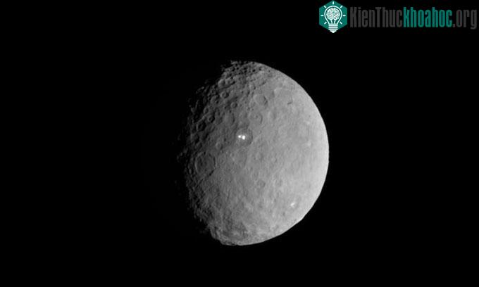 Ceres, thiên thể lớn nhất trong vành đai tiểu hành tinh của Hệ Mặt trời