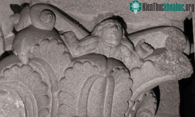 Những đường nét của bức chân dung được chạm khắc tỉ mỉ.