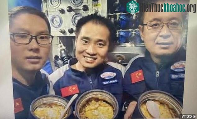 3 nhà nghiên cứu chụp lại bức ảnh khi đang ở đọ sâu 10.909 mét.
