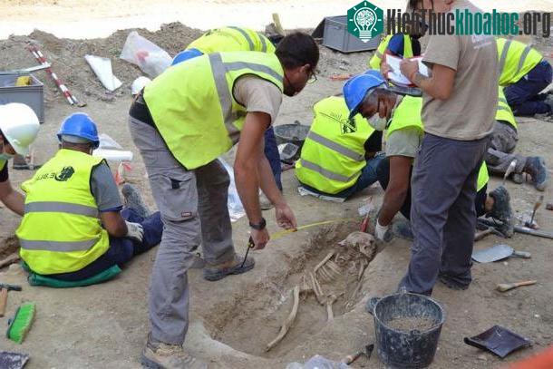 Các nhà khảo cổ tại hiện trường khai quật