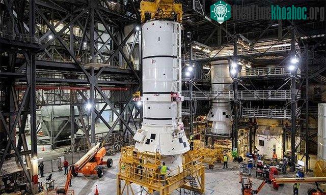 Tầng đẩy nhiên liệu rắn của tên lửa SLS.