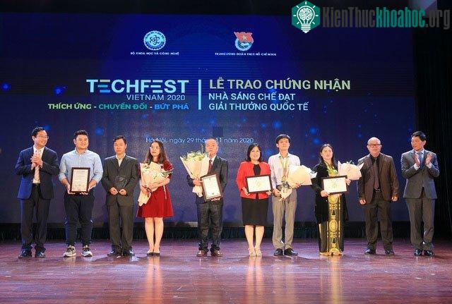 Tác giả nhận giải thưởng tại Techfest 2020.
