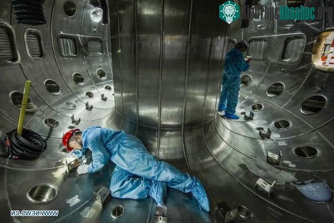 Bên trong thiết kế "bánh vòng" tokamak của lò phản ứng.