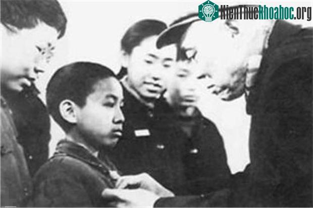 Thần đồng đỗ đại học từ năm 11 tuổi là minh chứng: Học giỏi đến mấy mà EQ kém cũng buồn ảnh 1