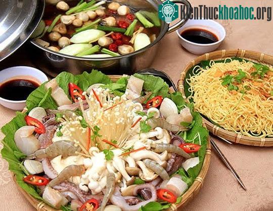 Lẩu gà không nên ăn kèm rau kinh giới