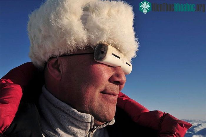 Ngoài người Eskimo, còn có Yupik, Aleut và một số nhóm khác sử dụng loại kính này.