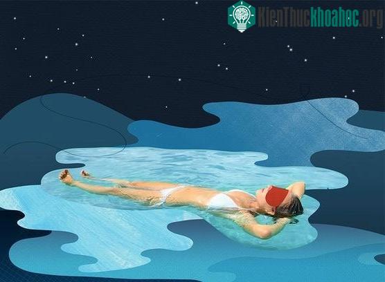Ngâm mình trong bể mang lại cảm giác như đang lơ lửng trong không trung.