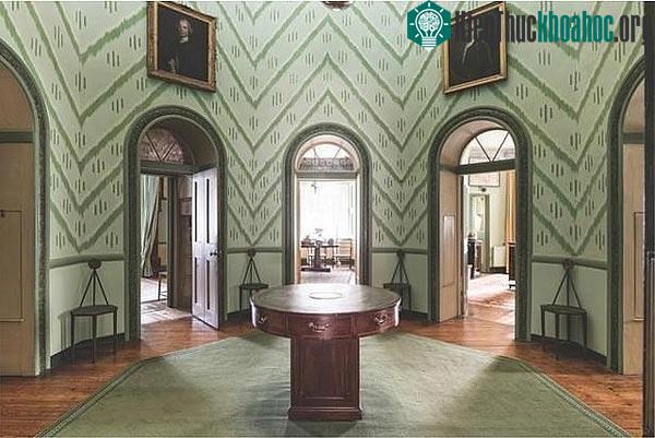 Oswald đã thực hiện một số thay đổi đáng chú ý đối với ngôi nhà và khu vườn
