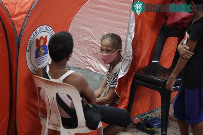 Bà Jaqueline Almocera, một người bán hàng rong đang trú ẩn