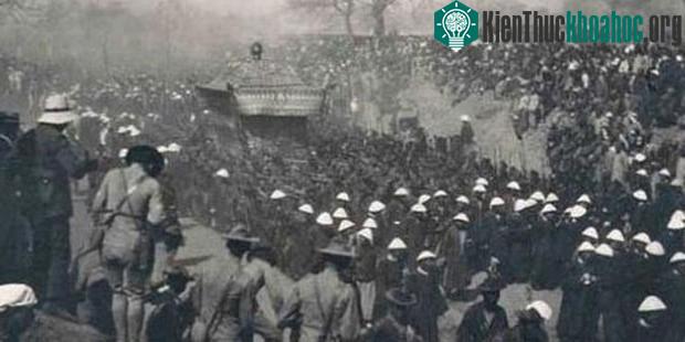 Ảnh hiếm trong tang lễ Từ Hi thái hậu: Xa hoa bậc nhất, đoàn người đưa tiễn dài vô tận ảnh 11