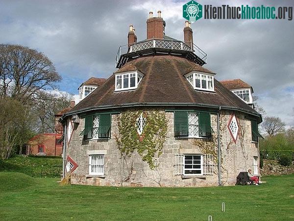 Ngôi nhà được tổ chức bảo tồn kiến trúc National Trust mua lại vào năm 1991