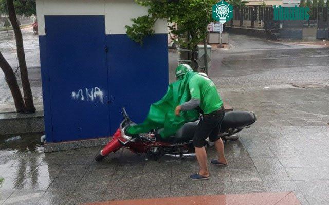 Tài xế xe công nghệ không thể di chuyển, chiếc xe bị gió thổi đổ.