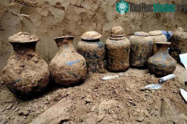 Những chum vại tìm thấy bên trong mộ