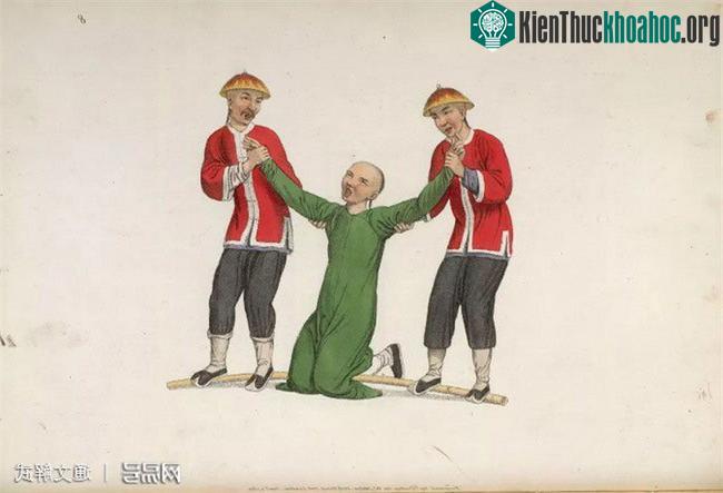 Hình phạt "Trúc kiều độ tiên", dùng thanh gỗ kẹp chân phạm nhân gây ra đau đớn.