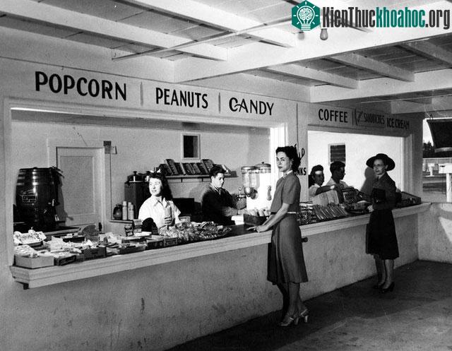 Bỏng ngô và đồ ăn vặt chính thức được vào rạp phim nhờ Đại khủng hoảng