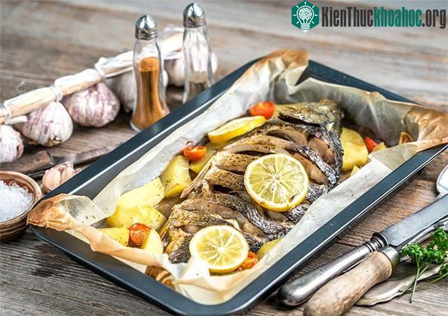 Nướng cá bằng lò nướng ít làm mất omega-3 hơn
