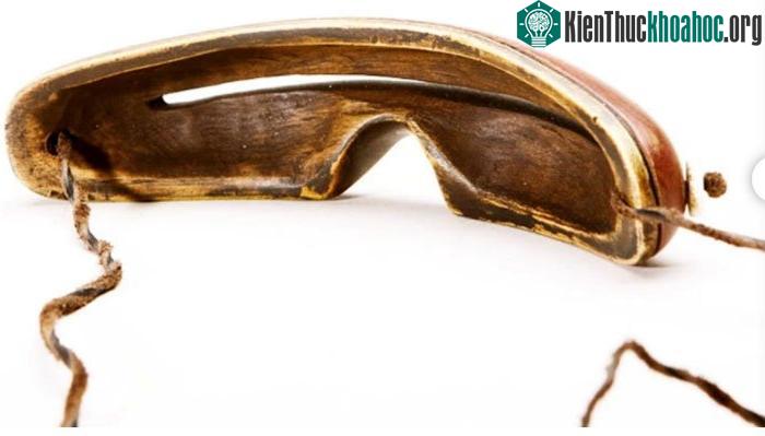 Vật liệu ban đầu dùng làm kính chống tuyết là ngà hải mã, nhung tuần lộc...