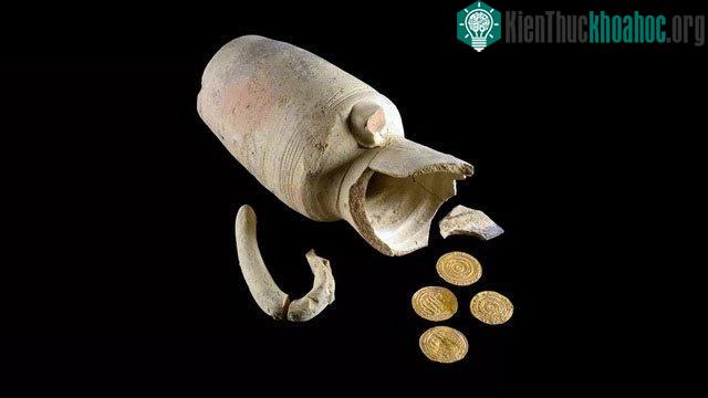 Chiếc bình đất sét và 4 đồng vàng cổ