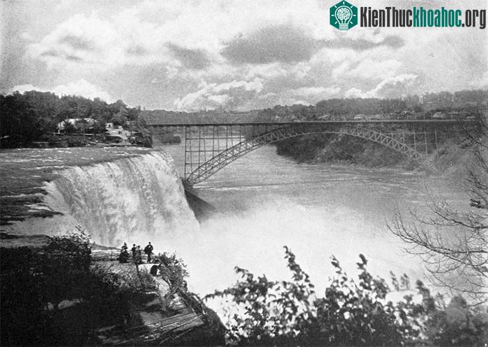 Cầu Honeymoon bắc qua thác Niagara