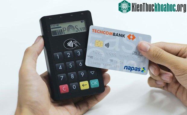 Thẻ chạm không tiếp xúc sẽ có biểu tượng cột sóng bên cạnh chip