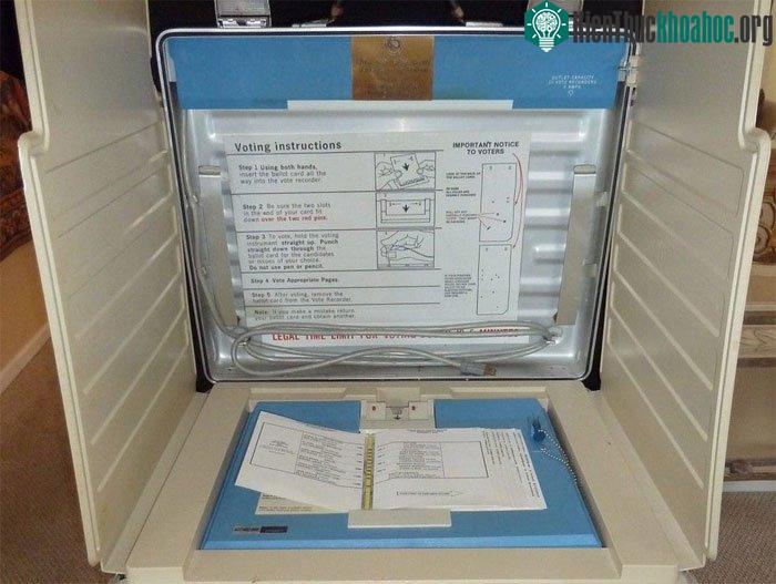 Hệ thống phiếu đục lỗ.