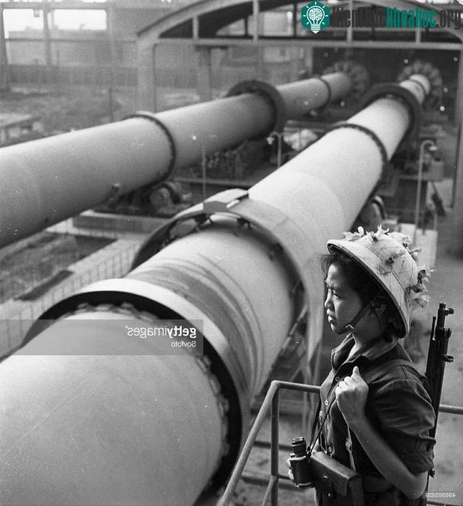 Cô công nhân Nguyễn Thị Nhung, một chiến sĩ của đội tự vệ nhà máy xi măng Hải Phòng
