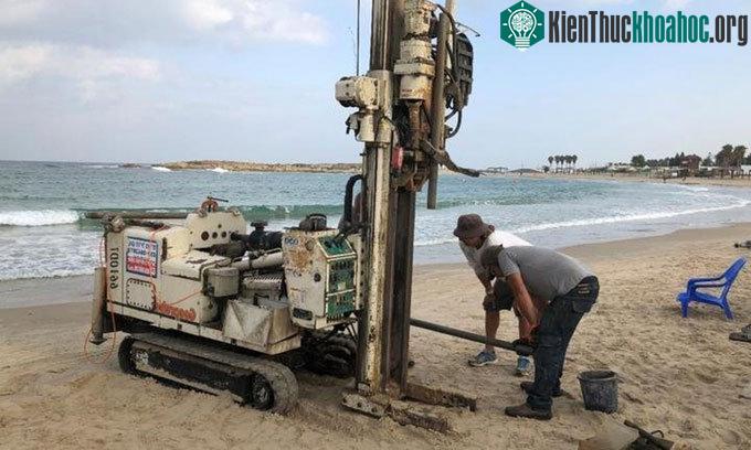 Các nhà khoa học khoan lấy lõi trầm tích ở bờ biển Địa Trung Hải, Israel.