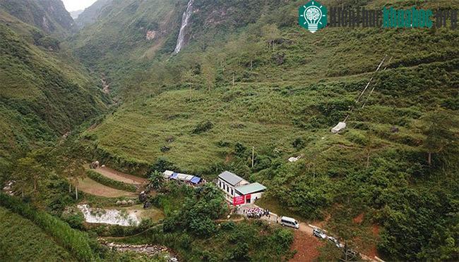 Trạm bơm ở thủy điện Séo Hồ với hệ thống ống dẫn lên cao.