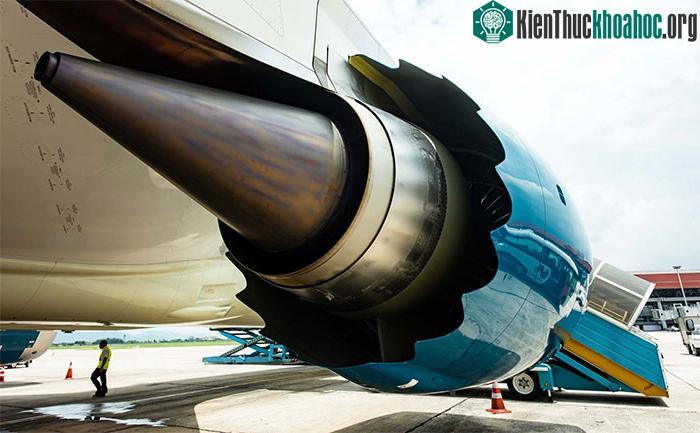 Động cơ phản lực của máy bay.